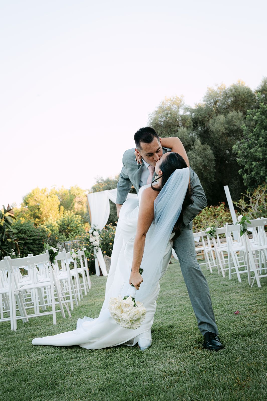 Pareja de novios disfrutando de su boda en Mallorca