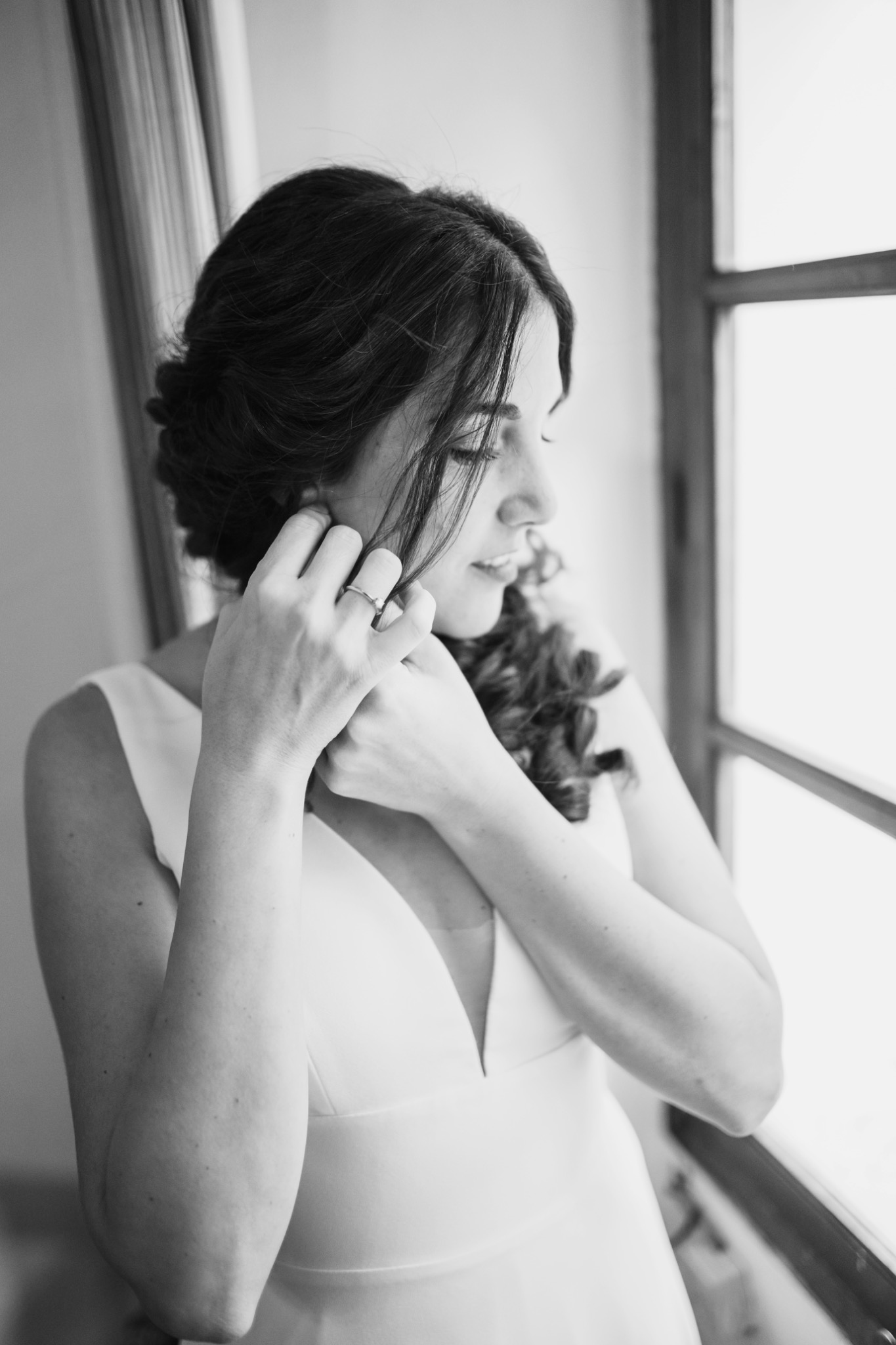 Novia junto a una ventana